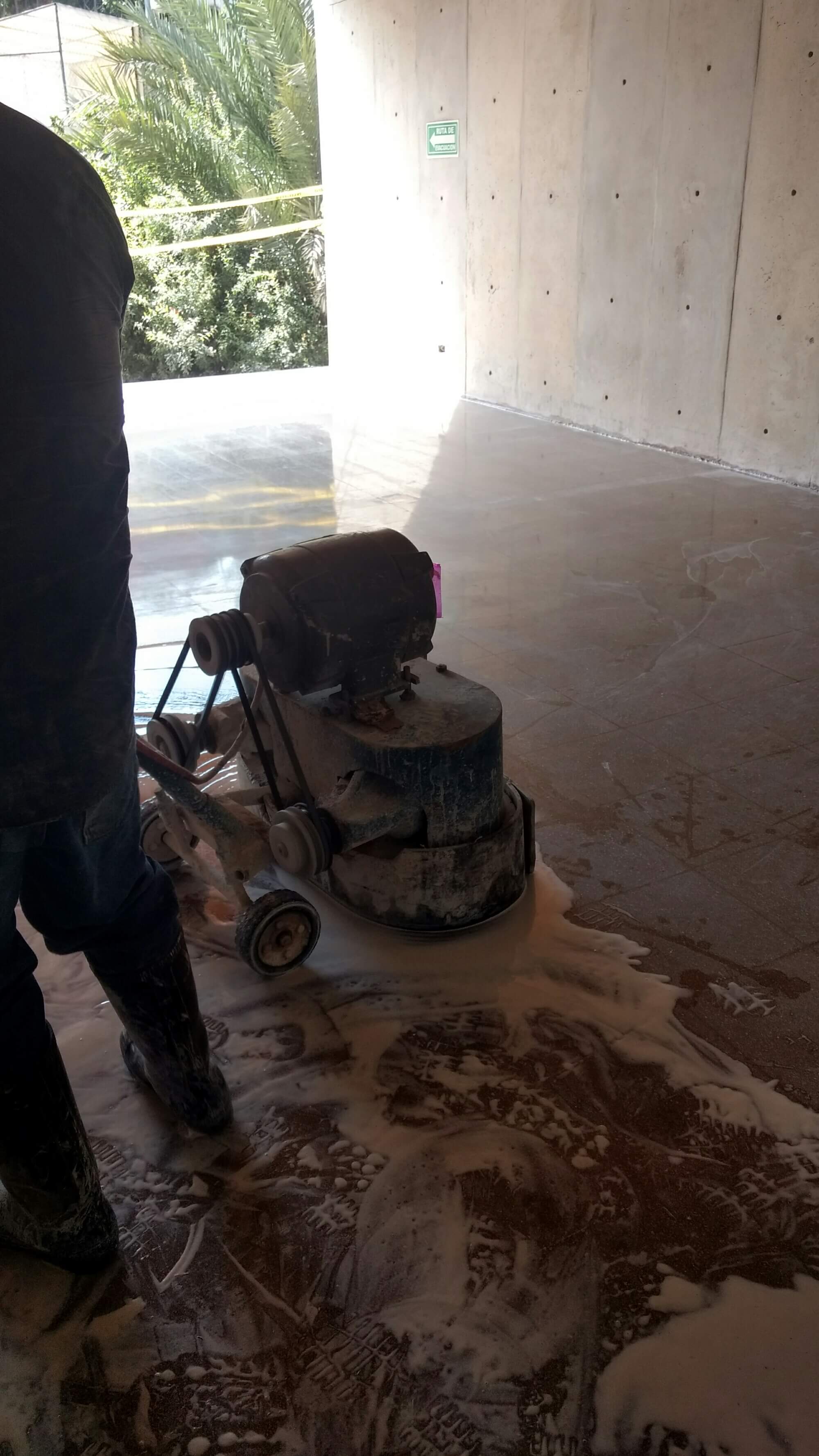 desbastado de piso de granito