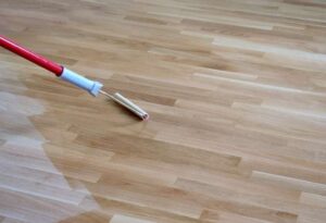 Cómo cuidar y mantener pisos de madera barnizados (2)