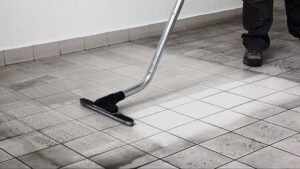 Cómo eliminar marcas de cal en pisos (4)